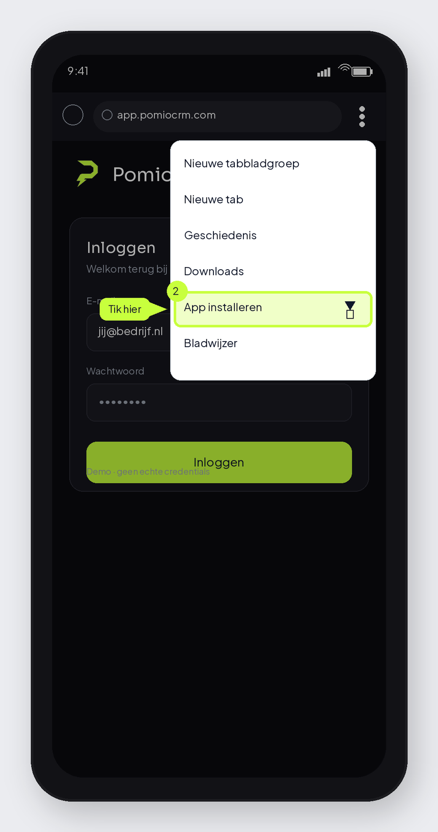Mockup: Chrome overflow menu highlighting “App installeren”, badge 2.