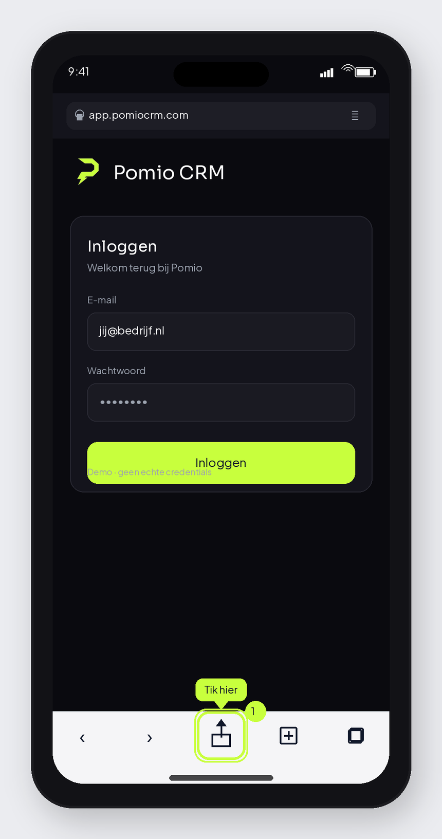 Mockup: tap the Share icon in the Safari bottom toolbar; lime ring, badge 1, “Tik hier” callout.